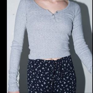 LIKE NEW Brandy Melville cropped grey shirt